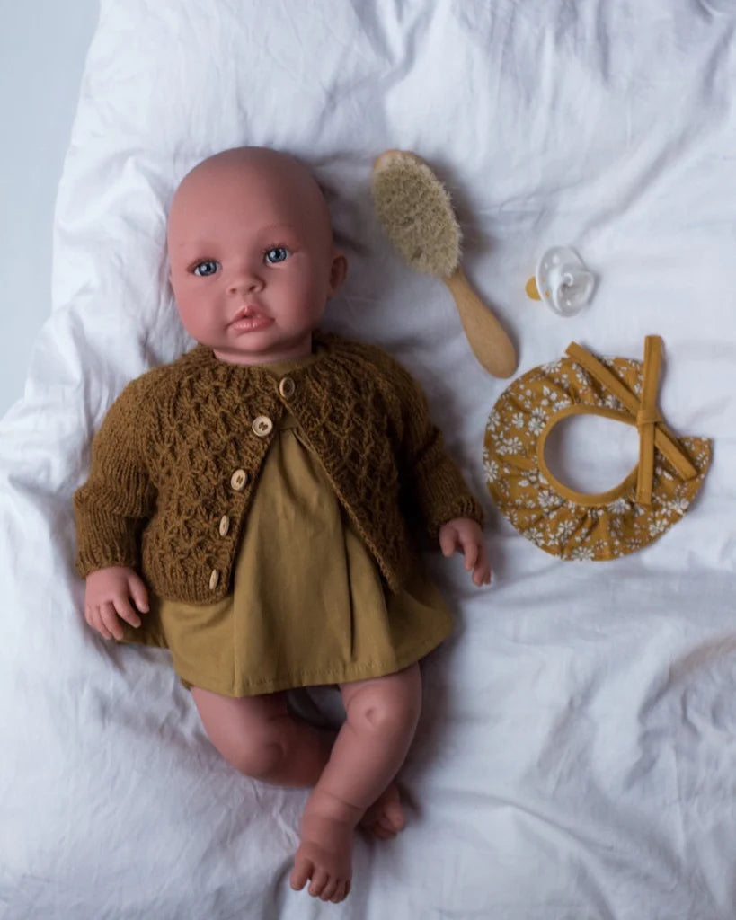 PetiteKnit Dukkestrik Hæfte Ankers Jakke Ankers Kyse Ankers Trøje Carls Cardigan Dagmars Bluse Elinors Blebukser Ingen Dikkedarer Sweater Karens Kyse Karlas Kjole Noras Nederdel Willums Selebukser