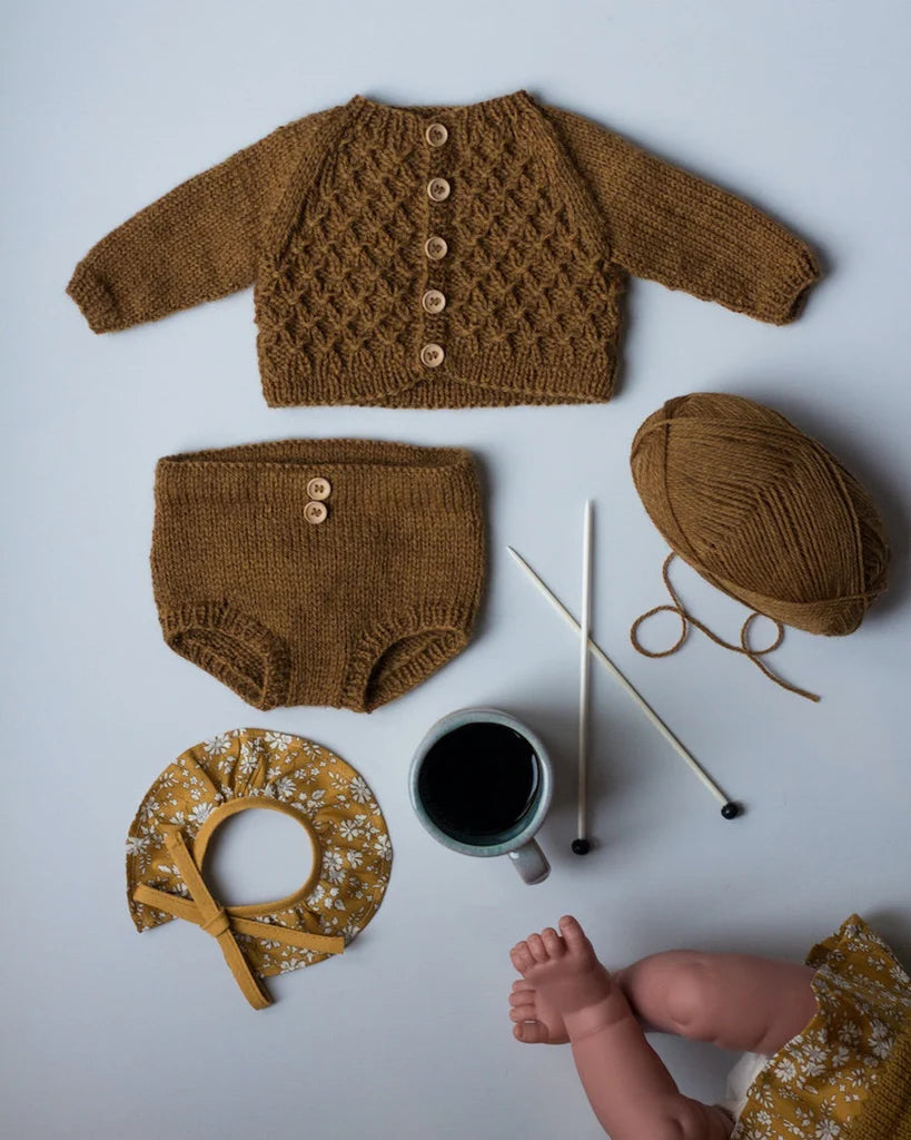 PetiteKnit Dukkestrik Hæfte Ankers Jakke Ankers Kyse Ankers Trøje Carls Cardigan Dagmars Bluse Elinors Blebukser Ingen Dikkedarer Sweater Karens Kyse Karlas Kjole Noras Nederdel Willums Selebukser