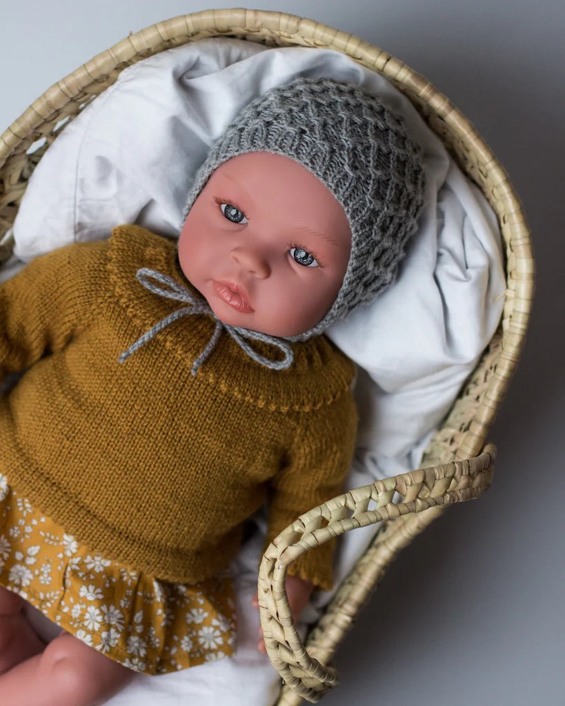 PetiteKnit Dukkestrik Hæfte Ankers Jakke Ankers Kyse Ankers Trøje Carls Cardigan Dagmars Bluse Elinors Blebukser Ingen Dikkedarer Sweater Karens Kyse Karlas Kjole Noras Nederdel Willums Selebukser