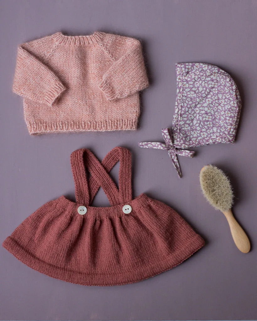 PetiteKnit Dukkestrik Hæfte Ankers Jakke Ankers Kyse Ankers Trøje Carls Cardigan Dagmars Bluse Elinors Blebukser Ingen Dikkedarer Sweater Karens Kyse Karlas Kjole Noras Nederdel Willums Selebukser