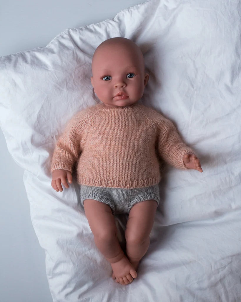 PetiteKnit Dukkestrik Hæfte Ankers Jakke Ankers Kyse Ankers Trøje Carls Cardigan Dagmars Bluse Elinors Blebukser Ingen Dikkedarer Sweater Karens Kyse Karlas Kjole Noras Nederdel Willums Selebukser