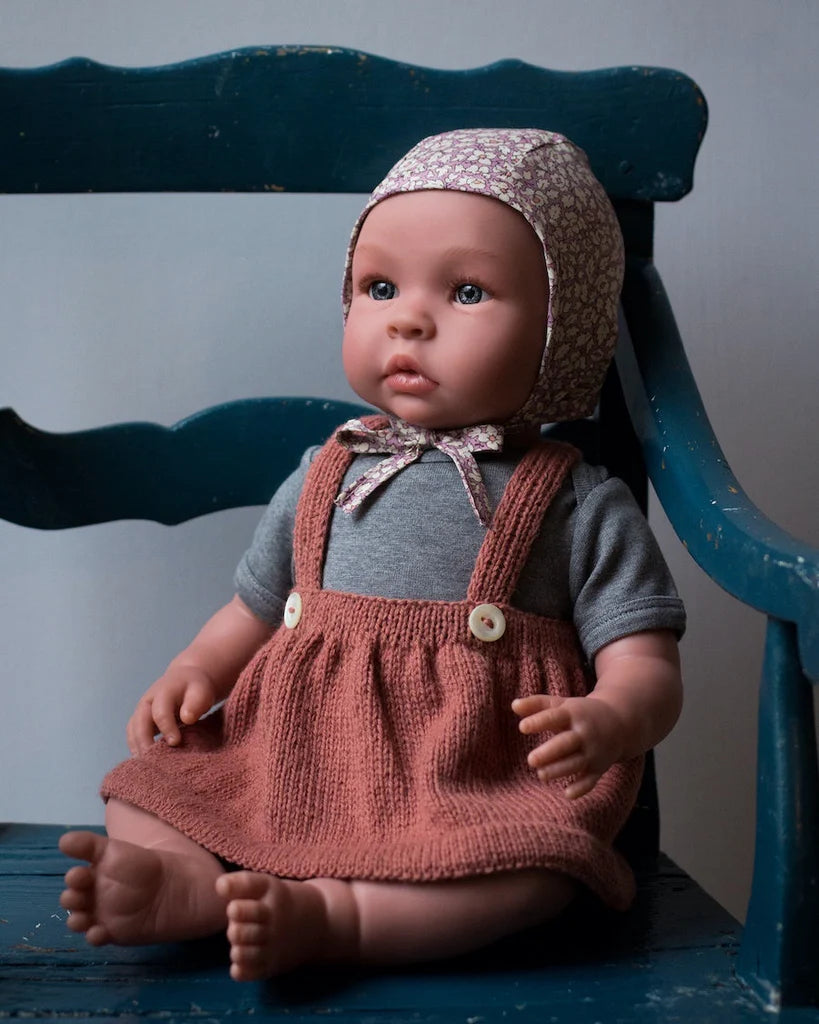 PetiteKnit Dukkestrik Hæfte Ankers Jakke Ankers Kyse Ankers Trøje Carls Cardigan Dagmars Bluse Elinors Blebukser Ingen Dikkedarer Sweater Karens Kyse Karlas Kjole Noras Nederdel Willums Selebukser