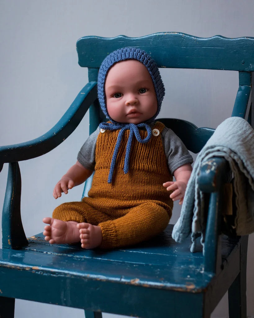 PetiteKnit Dukkestrik Hæfte Ankers Jakke Ankers Kyse Ankers Trøje Carls Cardigan Dagmars Bluse Elinors Blebukser Ingen Dikkedarer Sweater Karens Kyse Karlas Kjole Noras Nederdel Willums Selebukser