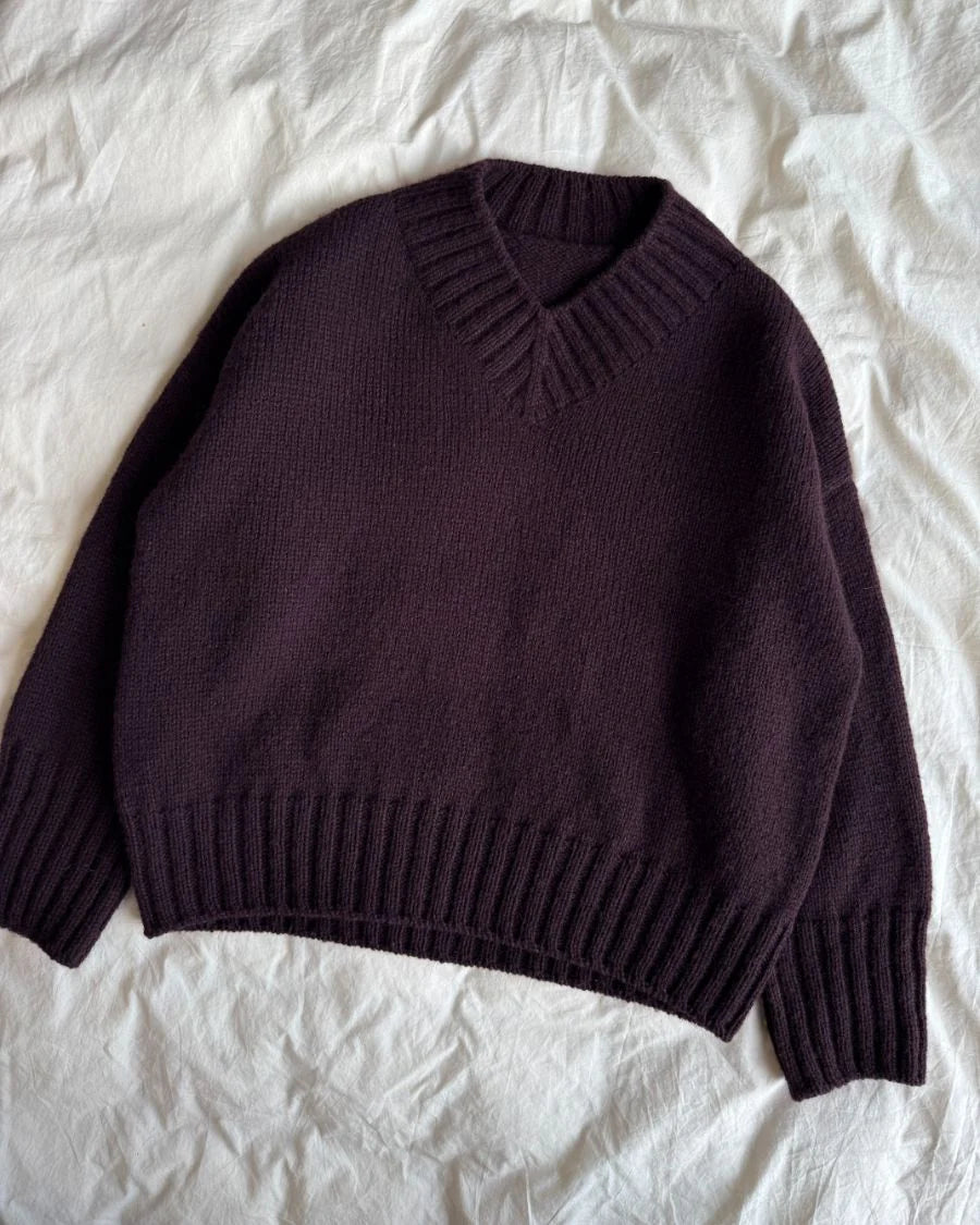 PetiteKnit Hannah Sweater V-neck Sandnes Atlas 4682 Velvet Fig 18 masker