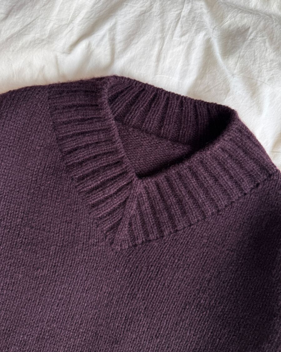 PetiteKnit Hannah Sweater V-neck Sandnes Atlas 4682 Velvet Fig 18 masker