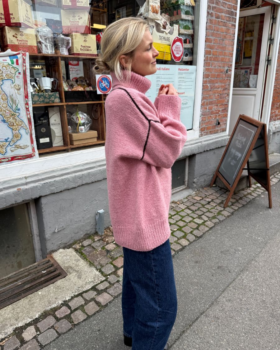 PetiteKnit Linea Sweater stående
