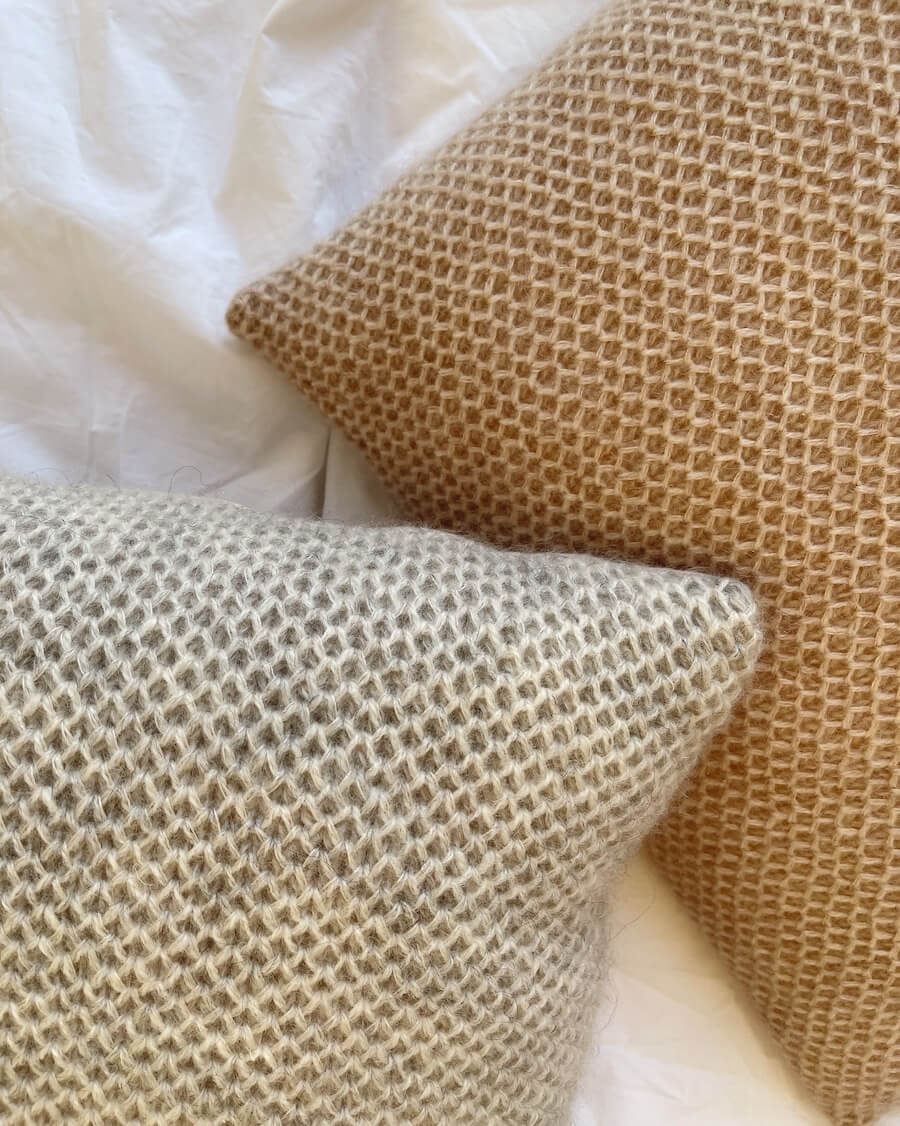 PetiteKnit Honey Pillow 40x40 1