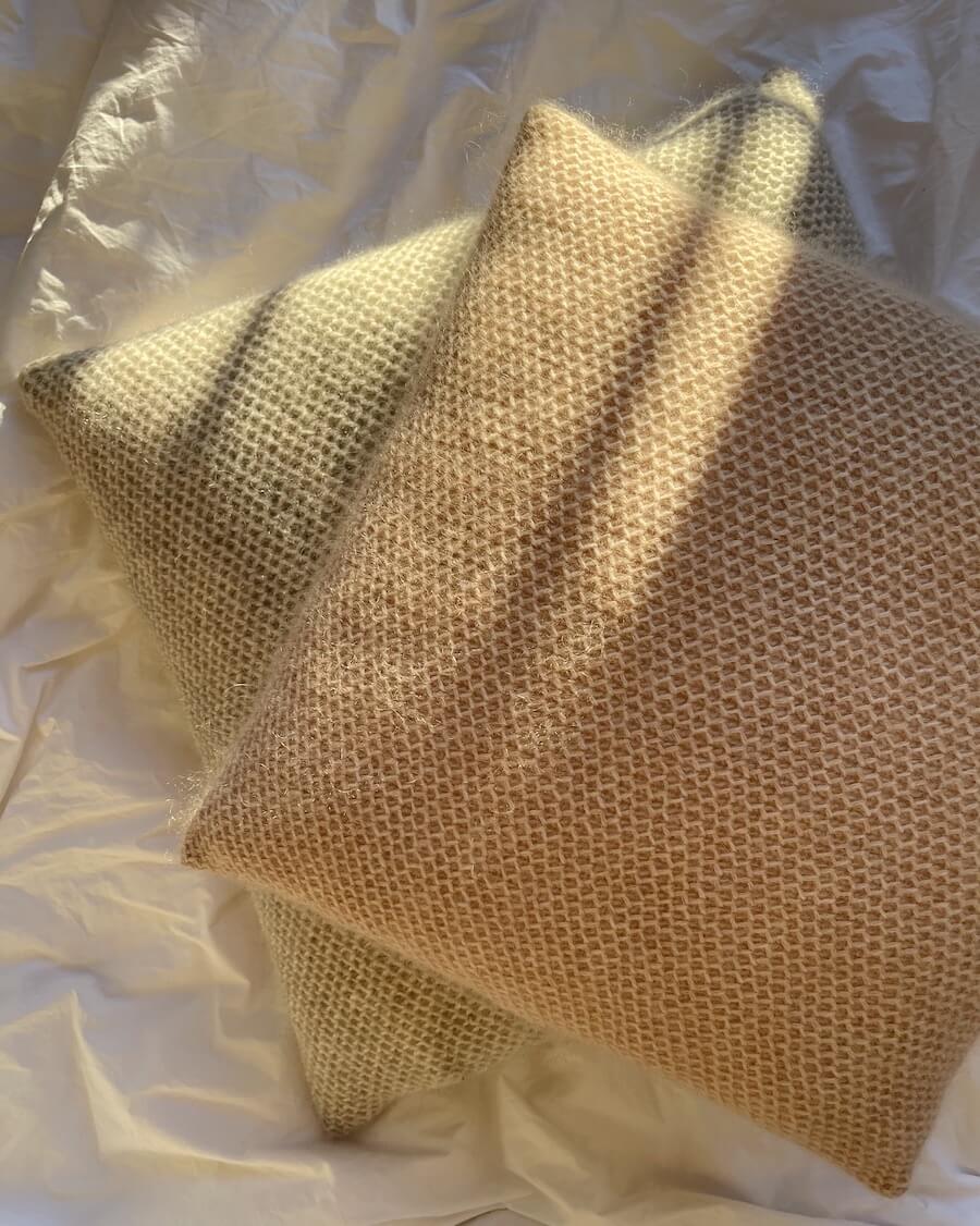 PetiteKnit Honey Pillow 40x40 2