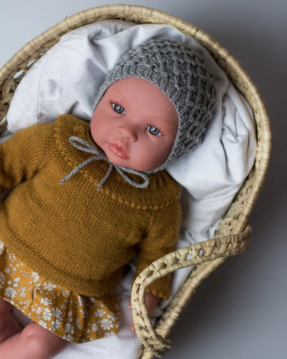 PetiteKnit Dukkestrik Hæfte Ankers Jakke Ankers Kyse Ankers Trøje Carls Cardigan Dagmars Bluse Elinors Blebukser Ingen Dikkedarer Sweater Karens Kyse Karlas Kjole Noras Nederdel Willums Selebukser