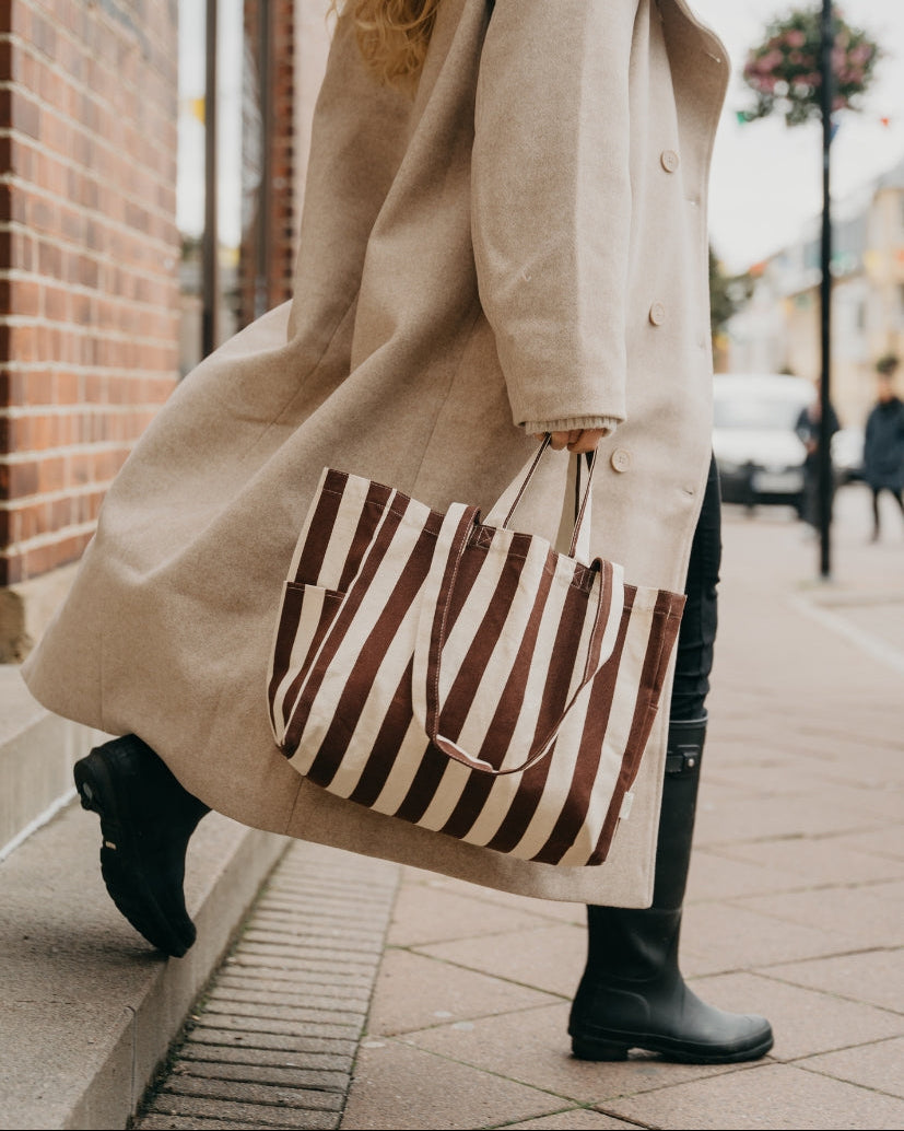 OMOM Lagkasserandigbrun Lav Mulepose stribet brun