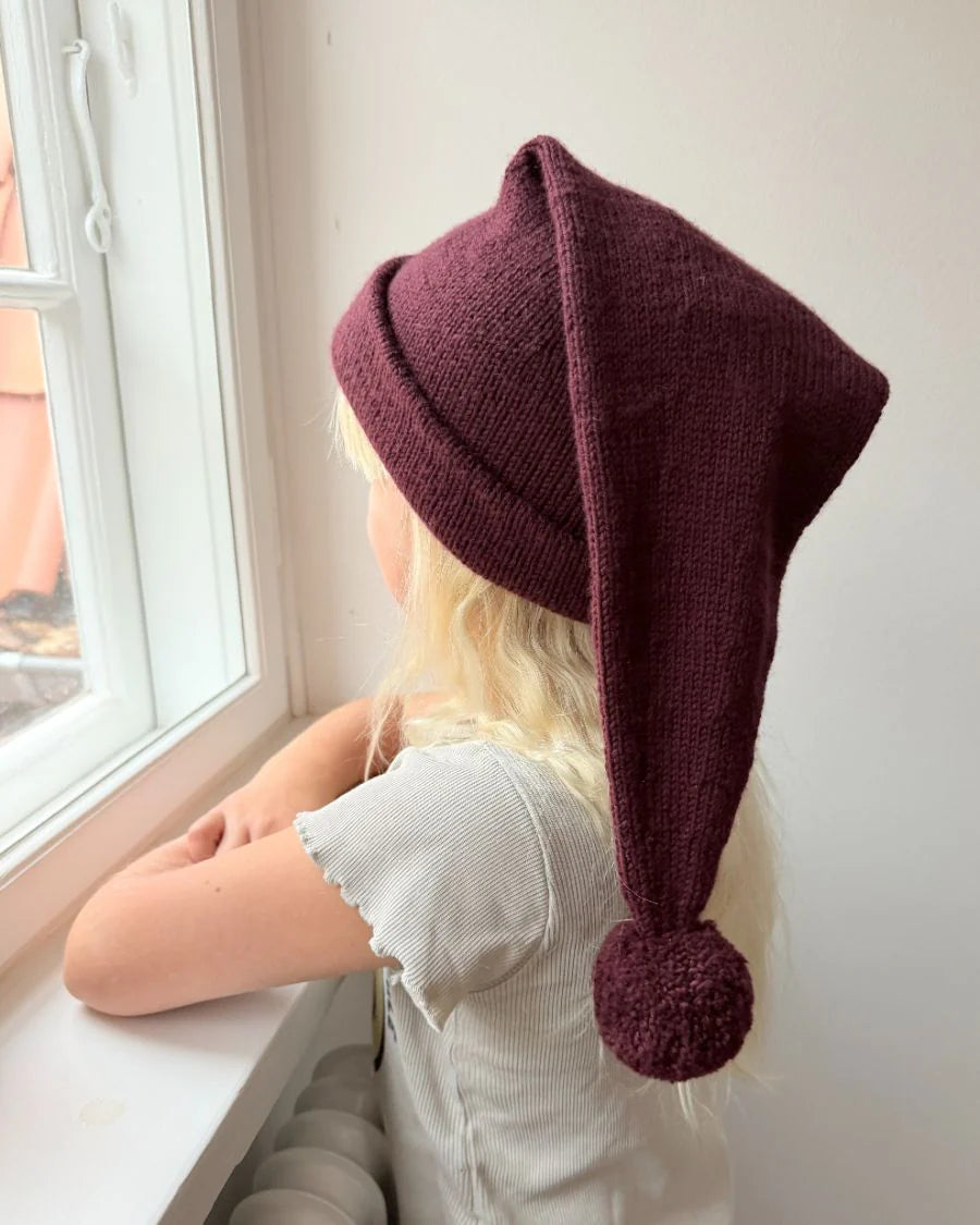 PetiteKnit Oslo hue Christmas Edition Sandnes Double Sunday 4372 Dyp Burgunder