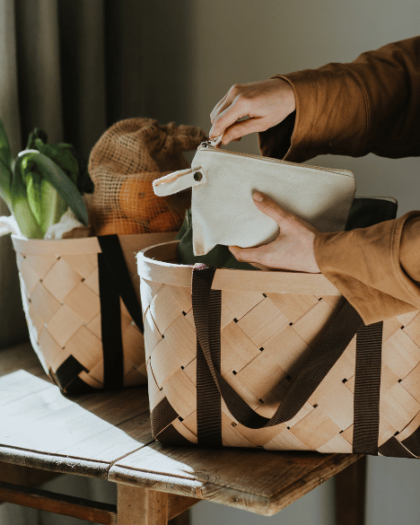 Kurv af bøg med brunt håndtag