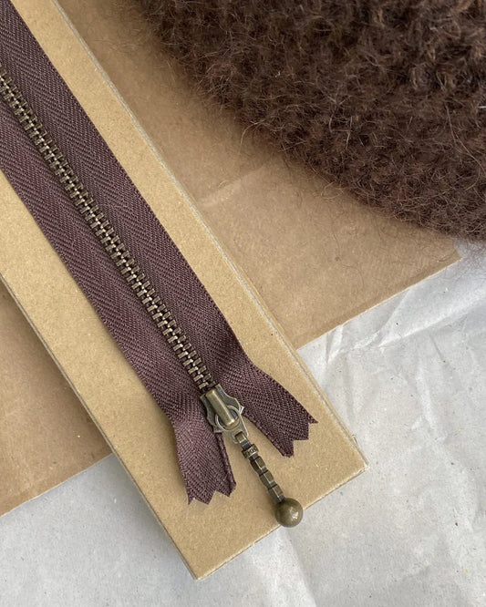 Petiteknit Lynlås 28 cm Chokoladebrun