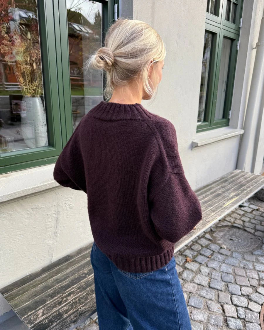 PetiteKnit Hannah Sweater V-neck Sandnes Atlas 4682 Velvet Fig 18 masker 