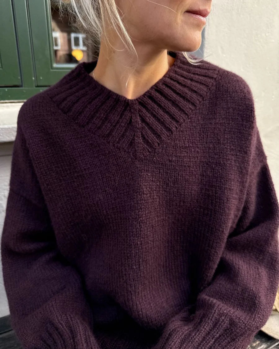 PetiteKnit Hannah Sweater V-neck Sandnes Atlas 4682 Velvet Fig 18 masker 