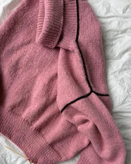 PetiteKnit Linea Sweater liggende