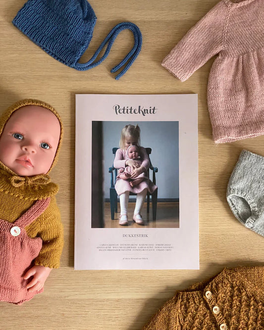 PetiteKnit Dukkestrik Hæfte Ankers Jakke Ankers Kyse Ankers Trøje Carls Cardigan Dagmars Bluse Elinors Blebukser Ingen Dikkedarer Sweater Karens Kyse Karlas Kjole Noras Nederdel Willums Selebukser